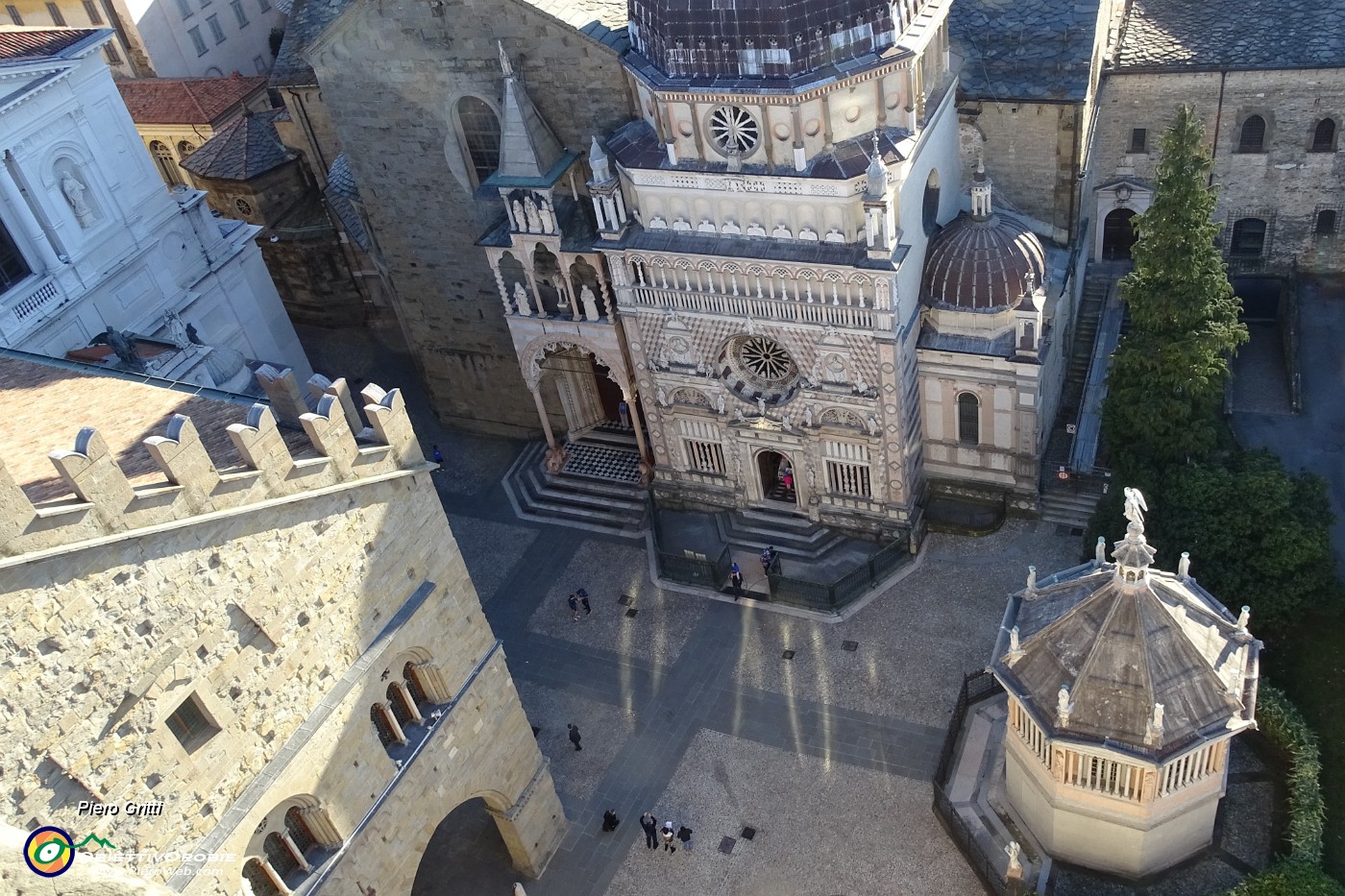 72 Dalla Torre Civica vista sula Cappella Colleoni, ingresso a S.ta Maria Maggiore, Battistero.JPG